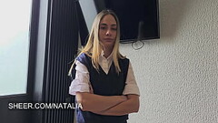 Colegiala se delata que chupa polla cuando llega a casa con las rodillas enrojecidas Thumb