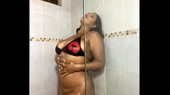 Bailando y cantando en la ducha... tetotas rebotando, culote saltando Thumb