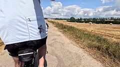 &Scaron_ortky na kole ve kter&yacute_ch pěkně větr&aacute_ penis, varlata a zadek. Zepředu je vidět  Thumb