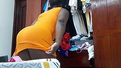 La criada m&aacute_s culona y sexy cambi&aacute_ndose de ropa Thumb