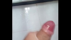 Batendo uma no banheiro Thumb
