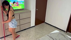 Me pongo bien cachondo al ver a mi hermanastra limpiar mi cuarto, me pide a cambio de limpiar sexo d Thumb