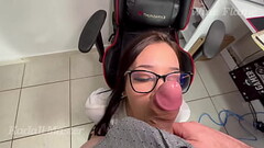 Aluna com tara no professor roludo aumentou a nota com um boquete Thumb